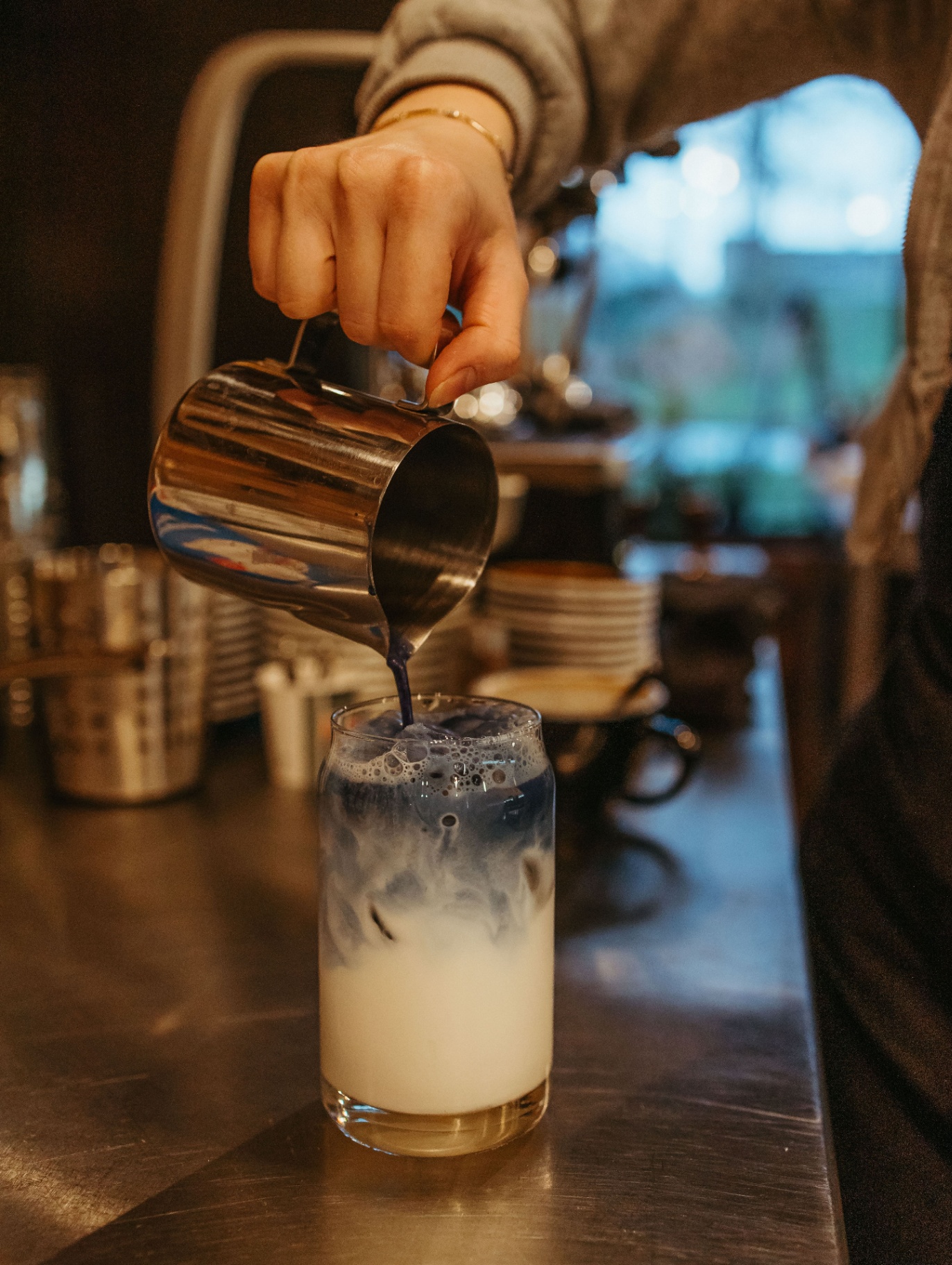 Príprava latte nápoja s mliekom do vysokého pohára