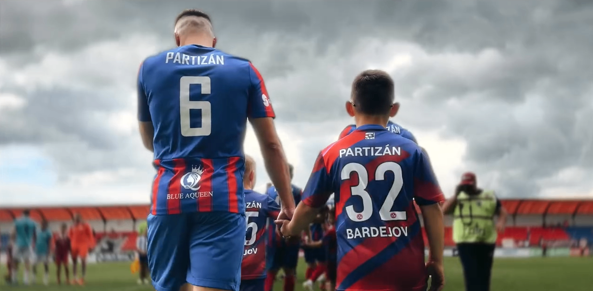 Partizán Bardejov — desktop hero s dronovým záberom mesta