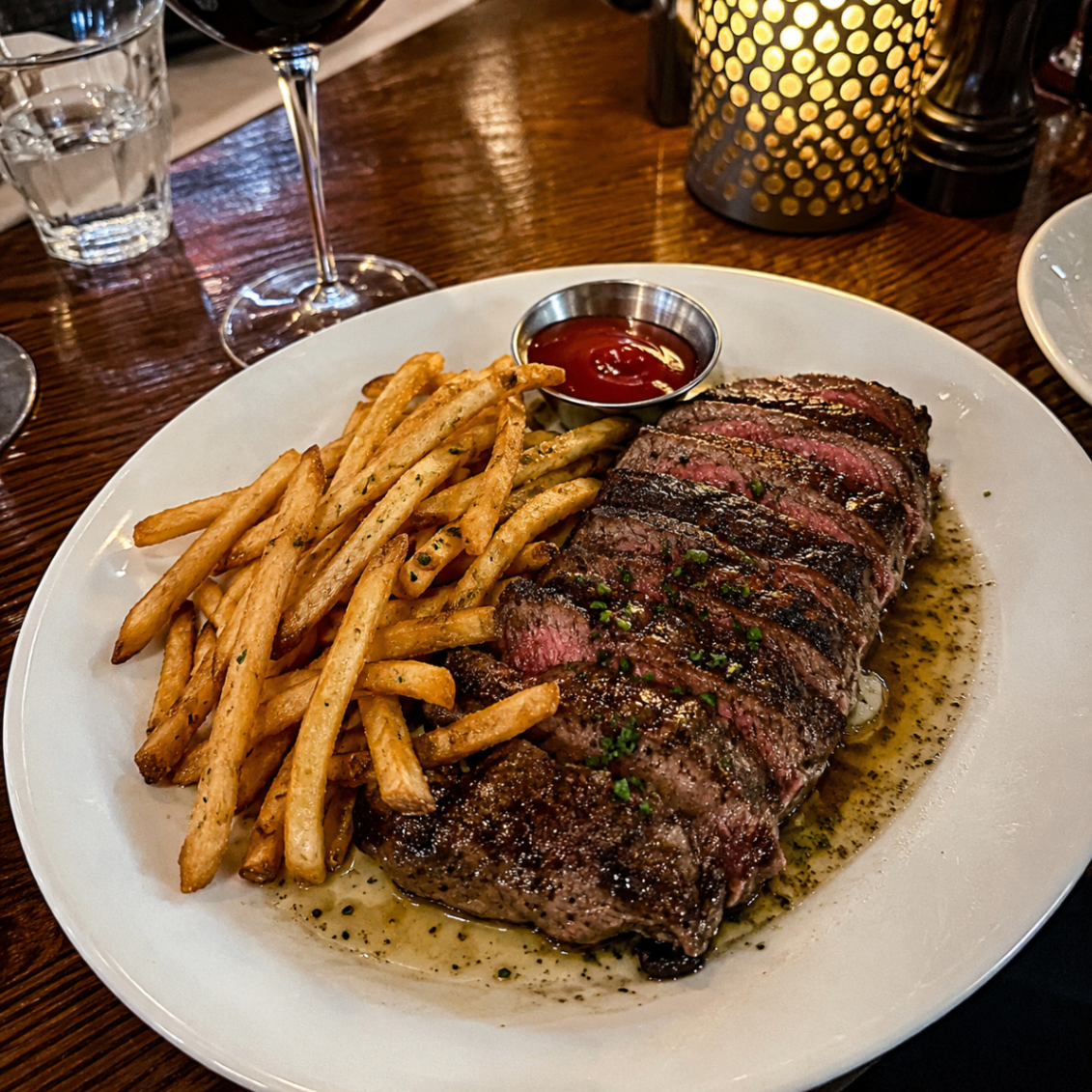 Steak s hranolkami servírovaný na tanieri